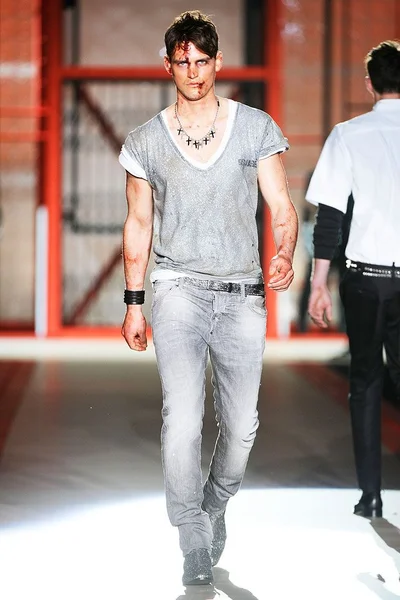 Look 16